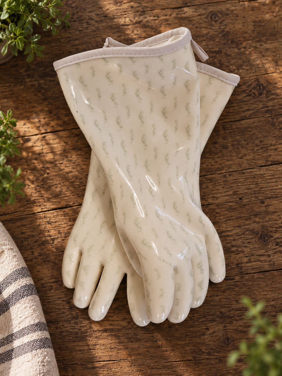 Close-up of the green leaf print and cotton lining